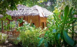 Hitokalak日落小屋旅馆的茅草屋顶的小型木屋
