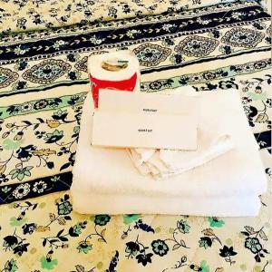 TalisayJazkimronan Resort的信封和信封坐在床上