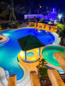 TalisayJazkimronan Resort的一座带遮阳伞的大型游泳池