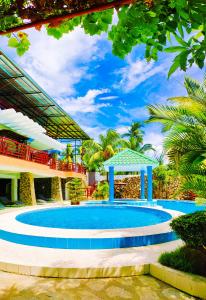 TalisayJazkimronan Resort的度假村中央的游泳池