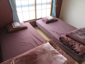札幌札幌市中心部大通公園まで徒歩十分観光移動に便利なロケーションh208的两张床位于带窗户的房间内