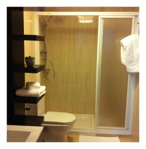 阿拉米达科隆生活公寓的一间浴室