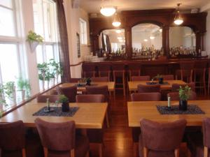 EdHotell Dalsland的一间带桌椅的餐厅和一间酒吧
