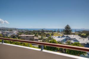 科夫斯港Coffs Jetty Beach House的房屋的阳台享有城市美景。