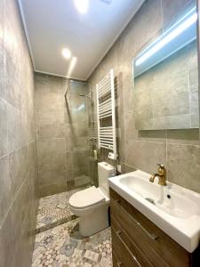 尼斯Cocooning & Modern Duplex City Center Carabacel的浴室配有白色卫生间和盥洗盆。