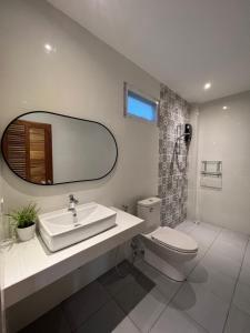 波普托Pico Samui的一间带水槽、卫生间和镜子的浴室