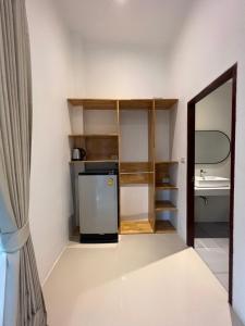 波普托Pico Samui的厨房配有小冰箱和镜子