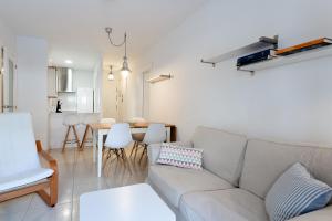 圣安东尼奥·德·卡隆Apartament Sant Antoni的客厅配有沙发和桌子