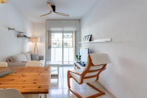 圣安东尼奥·德·卡隆Apartament Sant Antoni的客厅配有桌子和沙发