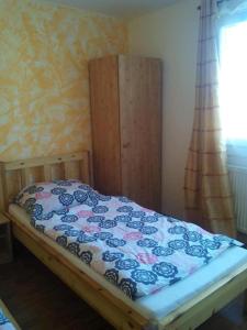 弗林布尔克Apartmány Mimpi的一间卧室配有一张带蓝色和粉色毯子的床