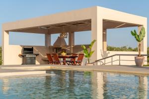 干尼亚Villa Anastasia - Luxury Living的一座带游泳池和房子的别墅