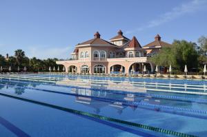 贝莱克塞壬尼贝莱克酒店的房屋前的大型游泳池