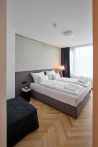 卢布尔雅那NEU RESIDENCES smart stay的一间大卧室,配有一张大床和一个窗户