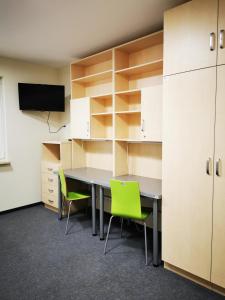 克拉科夫多姆学生胡同旅馆的办公室,配有桌椅和橱柜