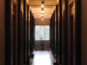 MelāgharLake Side Resort Neermahal的走廊上设有黑色窗帘和窗户