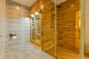俄斯特拉发Hotel Stračena City的带淋浴的浴室(带木镶板)