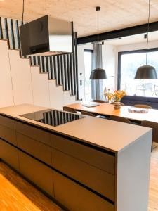 温特贝格Sauerland Lodge - Haus Maxim的房屋内的厨房,设有楼梯