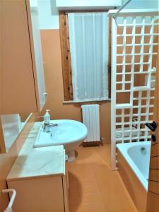 法诺Appartamento OLEANDRO a Fano tra centro e mare vicino ospedale的浴室配有盥洗盆、卫生间和浴缸。