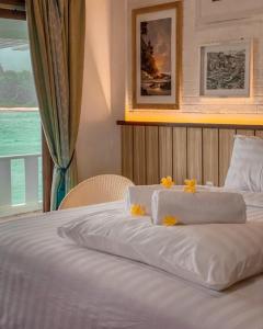 巴淡岛中心Morelo Water Villa的床上有两条毛巾