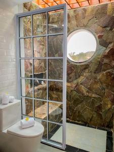 巴淡岛中心Morelo Water Villa的一间带石墙和卫生间的浴室