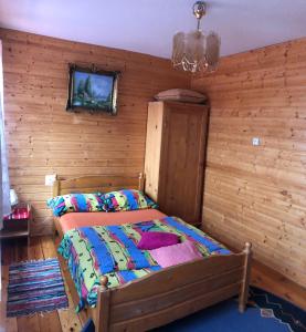 斯克拉斯卡波伦巴Złoty Kłos的木制客房内的一间卧室,配有一张床