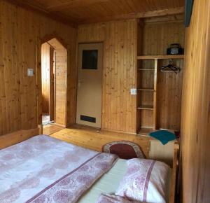 斯克拉斯卡波伦巴Złoty Kłos的小木屋内一间卧室,配有一张床