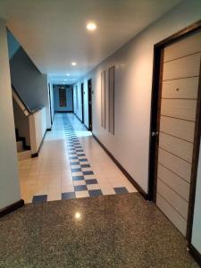 合艾Perfectroom Mansion的走廊上设有瓷砖地板和门