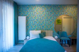 泰基尔吉奥尔VerTe的一间蓝色卧室,配有一张床和镜子