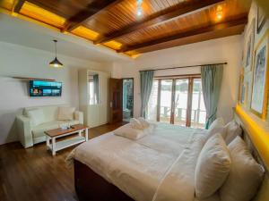 巴淡岛中心Morelo Water Villa的一间带大床的卧室和一间客厅