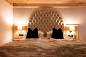 弗拉绍冬季农民酒店的一间卧室配有一张大床和大床头板