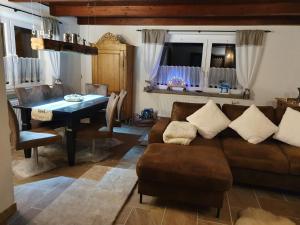 NossenJägerhaus的客厅配有沙发和桌子