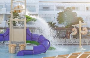 卡门港艾括拉兰萨罗特套房酒店的喷泉水上公园的水滑梯