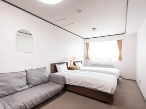 Tabist Hotel New Washington Shibuya客房内的一张或多张床位