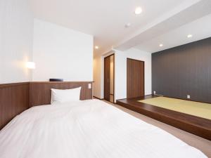 Tabist Hotel New Washington Shibuya客房内的一张或多张床位