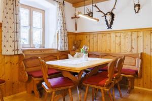 鲁波尔丁Steinbergalm的一间带木桌和椅子的用餐室
