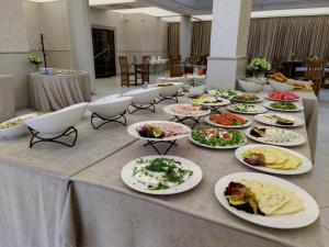 克拉科夫卡齐米日酒店的一张桌子上放着许多盘子的食物
