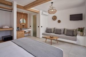 Ionic Suites客房内的一张或多张床位