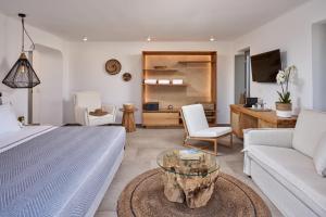 超级天堂海滩Ionic Suites的客厅配有床和茶几