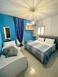 奇尼斯浦西拉度假屋的一间卧室设有两张床和蓝色的墙壁