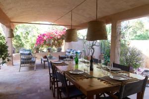 卡拉索纳Casa Muro Luxury Villa的一间带长桌和椅子的用餐室