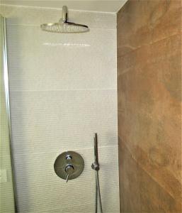 罗马Prati Fiscali Penthouse的带淋浴喷头的浴室