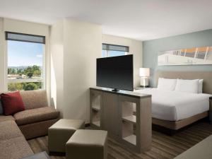 洛杉矶Hyatt House LA - University Medical Center的配有一张床和一台平面电视的酒店客房