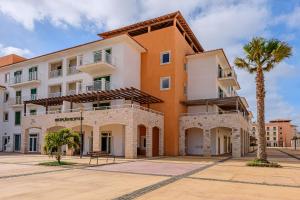 圣玛丽亚Agua Hotels Sal Vila Verde的前面有棕榈树的建筑