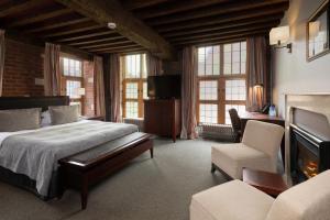 鲁汶马丁斯克洛斯特酒店的酒店客房配有一张床和一个壁炉。