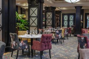 利兹Oulton Hall Hotel, Spa & Golf Resort的一间带桌椅的用餐室