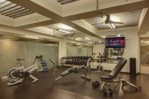 麦迪逊麦迪逊广场酒店的健身房设有有氧器材和平面电视