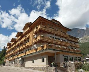 圣马蒂诺-迪卡斯特罗扎Hotel Colfosco的酒店建筑背景是一座山