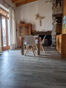 萨罗La casetta nel bosco的客厅配有桌椅和壁炉
