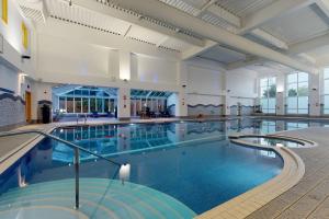 伯恩茅斯伯恩茅斯乡村酒店的大楼内的大型室内游泳池
