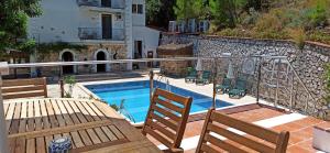阿德拉桑Swiss Eviniz Hotel - Adult Hotel的阳台设有游泳池和2把椅子